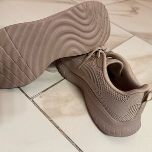 Skechers Memory Foam Sneakers Beige Knit Walking Shoes Women’s Size 8